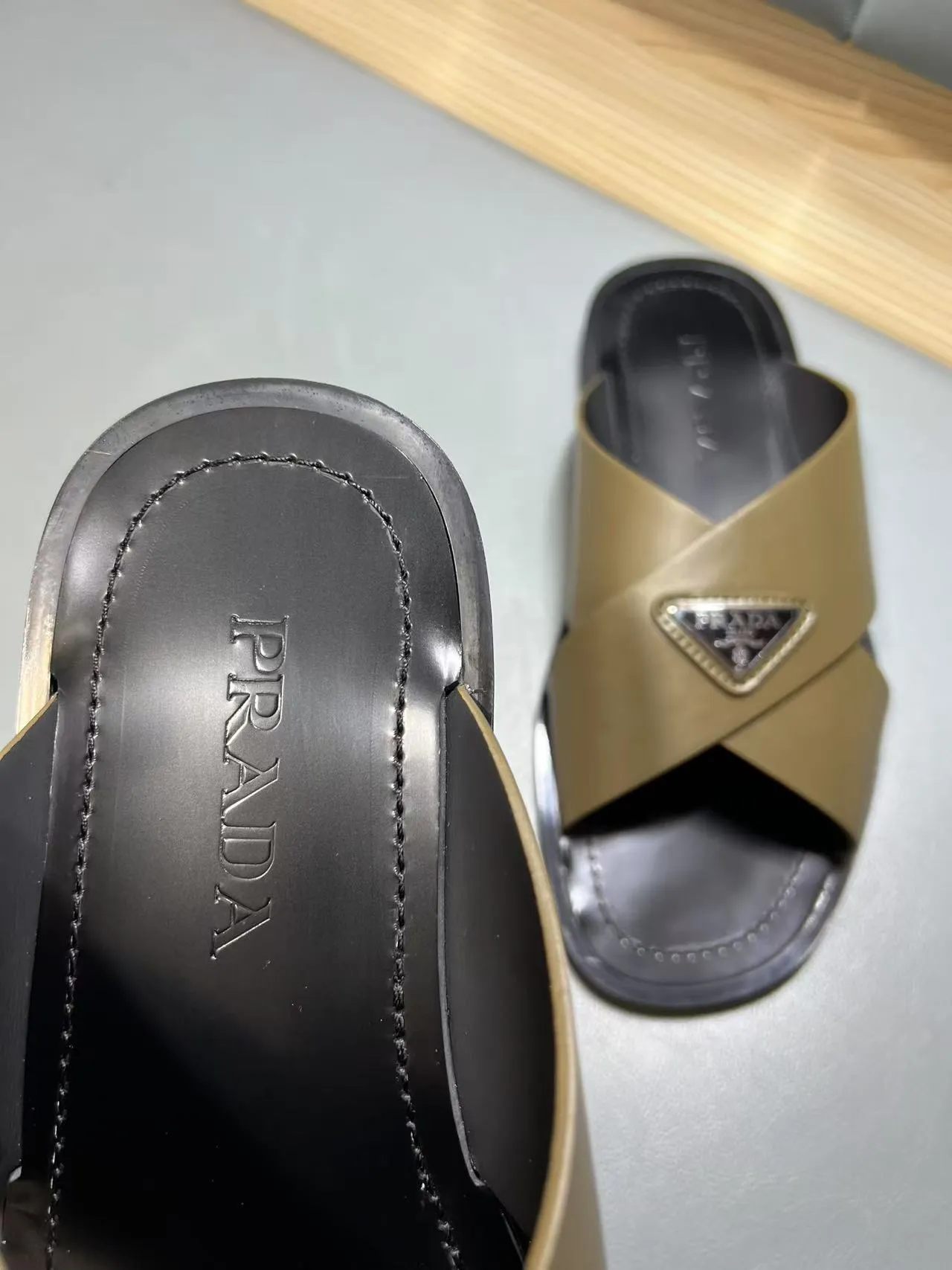 340💰PRADA Prada’s latest slippers are synchronized with the official website. This slipper is made of the brand’s unique and iconic Saffiano leather. The brand logo jumps out from the double straps, and the brand style is clearly visible. Cowhide gives men elegant charm and functional design, making it an ideal choice for vacation and leisure. Size:38-45